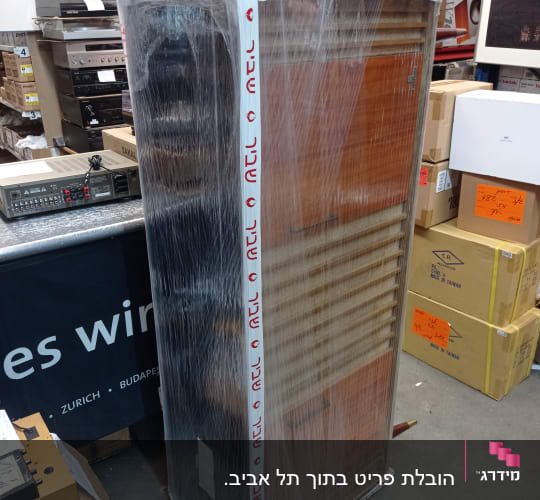 ארון עטוף בניילון מוכן להובלה במחסן